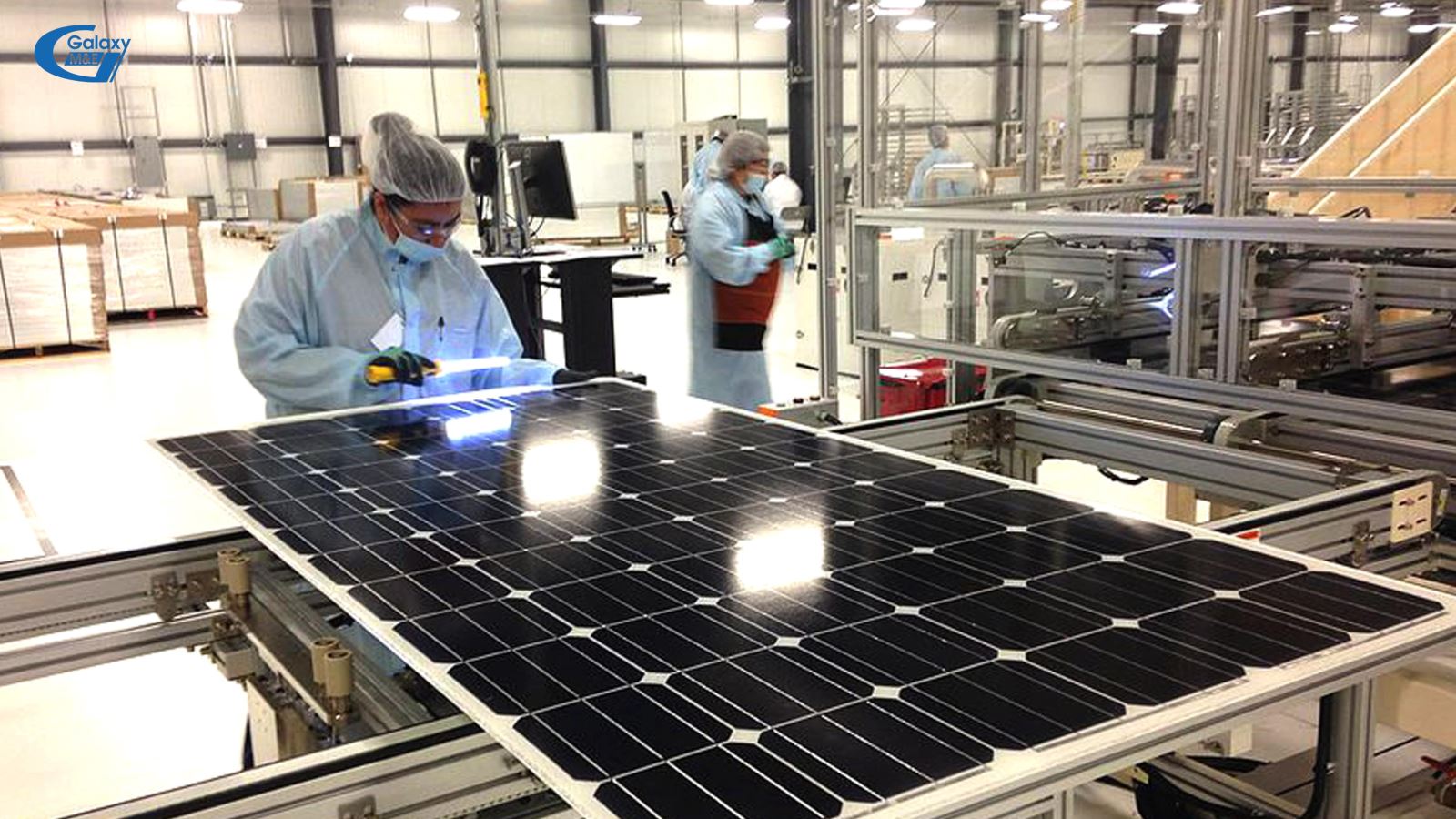 Một công nhân kỹ thuật ở Texas - Hoa Kỳ đang kiểm tra lớp phủ bảo vệ, đảm bảo quá trình sản xuất không tạo ra bong bóng làm cản trở hiệu suất hoạt động của tấm pin mặt trời.