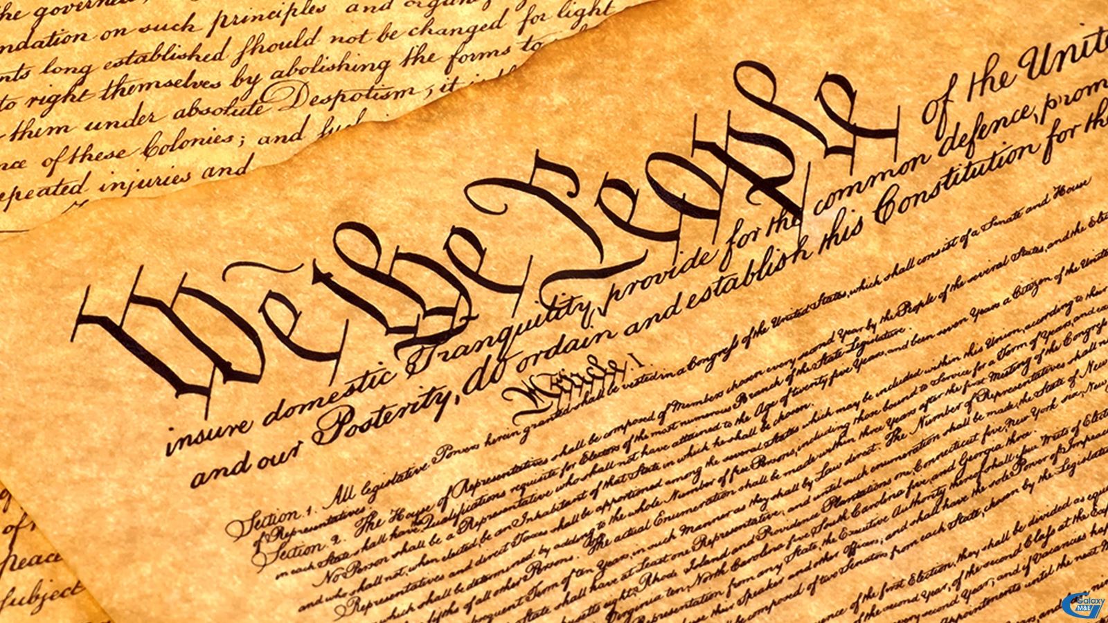 Hiến pháp Hoa Kỳ được soạn thảo ngày 17/9/1787. Đay là bộ luật tối cao của Hoa Kỳ. Nó dựa trên tư tưởng tam quyền phân lập giữa nhánh lập pháp (Quốc hội), hành pháp (Tổng thống) và tư pháp (Tòa án) do Montesquieu, triết gia người Pháp đề xướng. Bản Hiến pháp được phê chuẩn sau các cuộc hội nghị tại 13 tiểu bang đầu tiên. Cùng với Tuyên ngôn Độc lập viết năm 1776, bản Hiến pháp này đã thể hiện tinh thần khoa học, tiến bộ và nhân bản của người Mỹ trong việc xây dựng nhà nước cộng hòa đầu tiên trên thế giới. Nó đã tạo ra một chính quyền thống nhất và tập trung hơn chính quyền dưới những Điều khoản Liên hiệp.