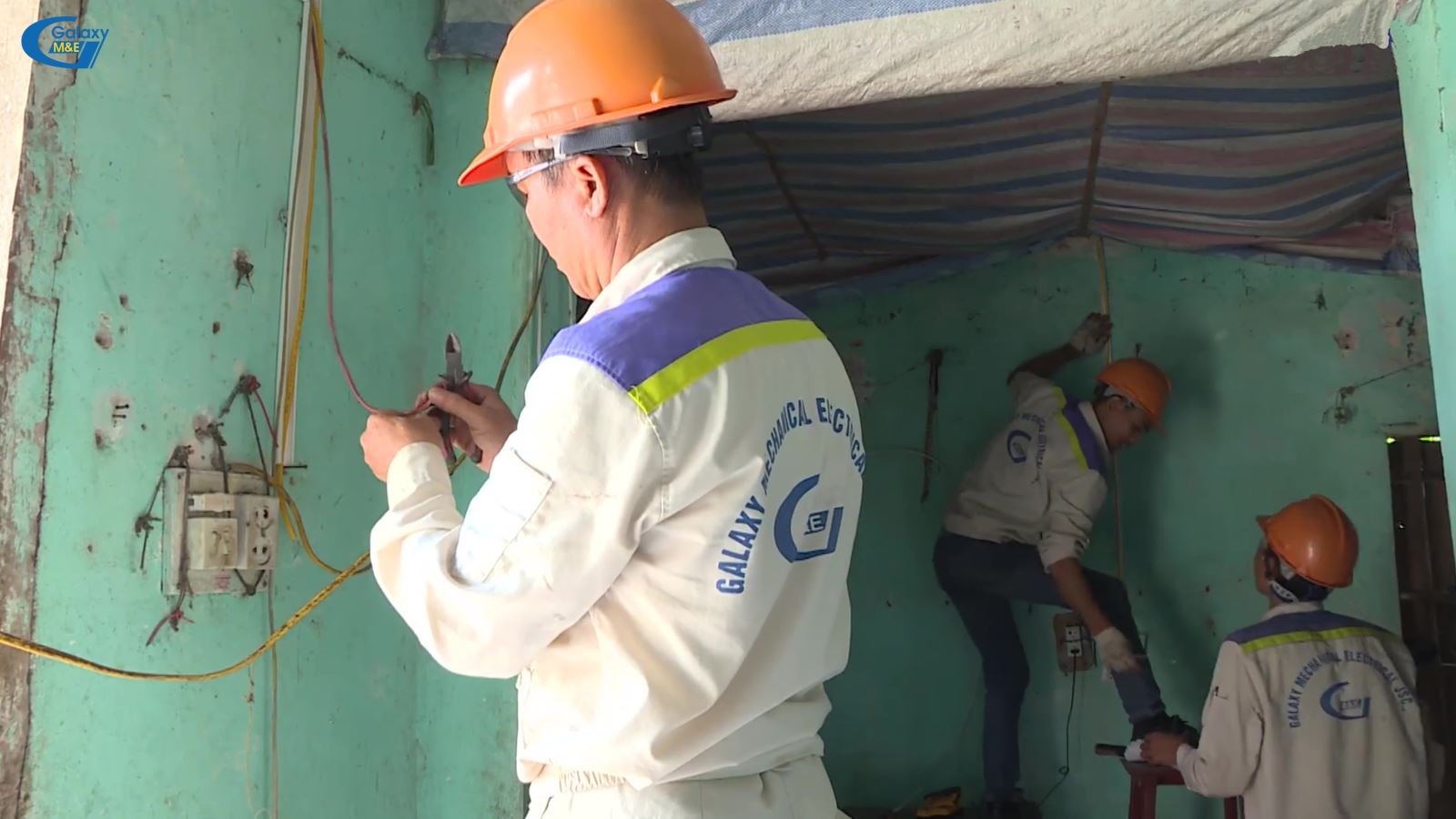 Cán bộ Galaxy M&E tham gia sửa chữa, nâng cấp hệ thống điện cho người dân xã Cẩm Hải, TP Cẩm Phả, Quảng Ninh.