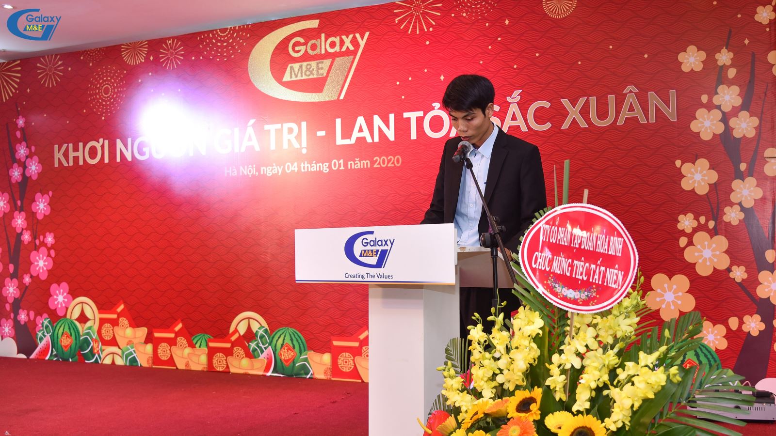 (Ông) Nguyễn Văn Nam thay mặt BLĐ Công ty công bố quyết định khen thưởng những thành viên triển vọng, những cá nhân đóng góp vào sự nghiệp xây dựng Galaxy M&E ngày thêm vững mạnh và uy tín.