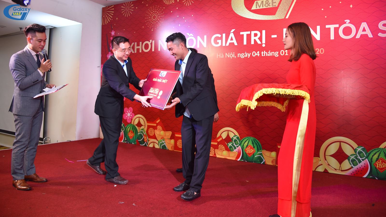 Đích thân ông Đỗ Đăng Bình - Giám đốc Cơ Điện Galaxy trao tặng giải Nhất chương trình “Những niềm vui bất ngờ” cho người may mắn.