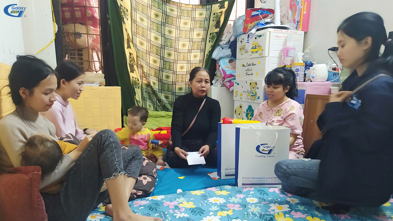 Có 2 mẹ đơn thân cùng mẹ anh Linh chăm sóc các bé.