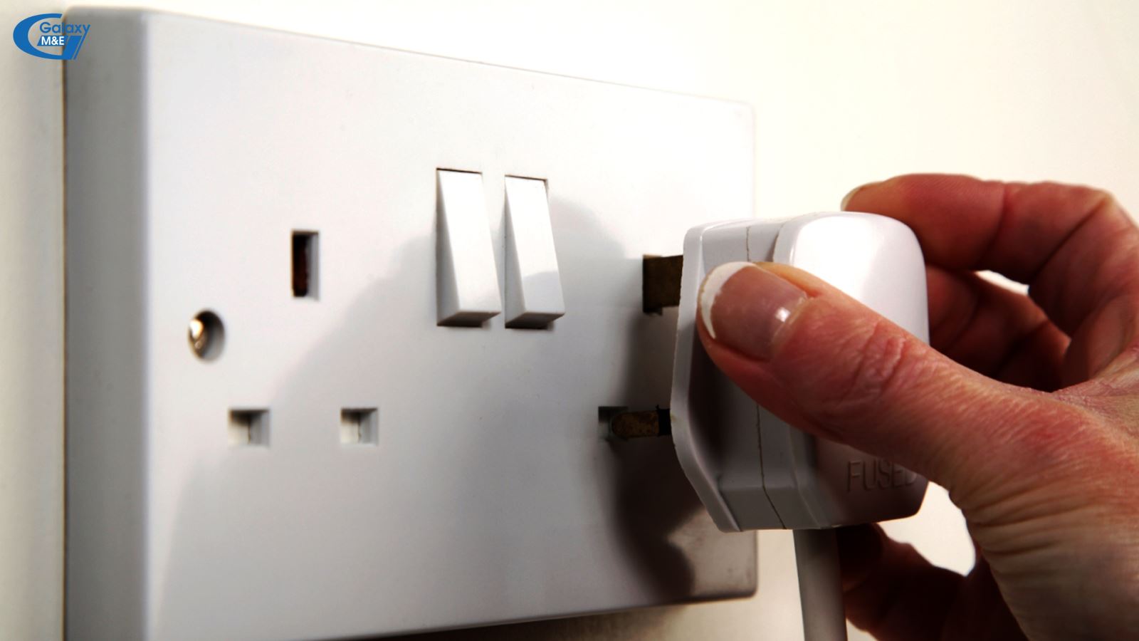 Families with young children should use pluggable sockets to prevent electrical accidents from occurring in the family.